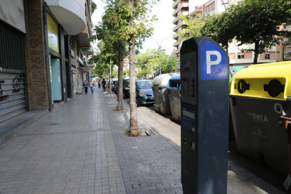 Imagen de archivo de un parquímetro de zona azul de Lleida. 