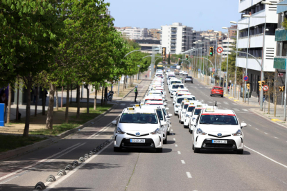 Los taxistas hicieron el lunes una marcha lenta hasta La Bordeta. 
