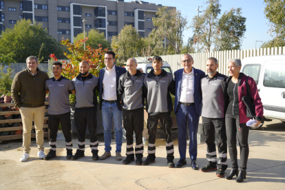 Pueyo, Postius y Melé, con los miembros de la brigada del programa ‘Lleida, ciutat amable’, ayer. 