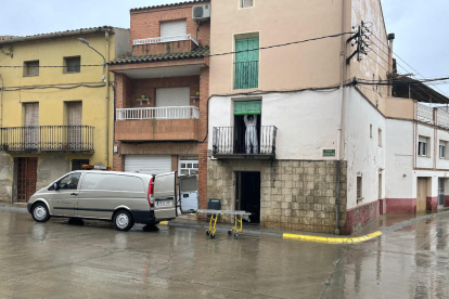 El incendio se registró en la casa situada en el número 1 de la plaza de la Església. 