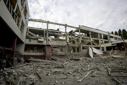 Vista d’una escola destruïda per un atac rus a Khàrkiv.