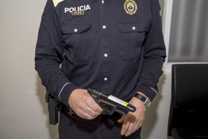 Un agente de la Policía Local de Alcarràs muestra una pistola de gas pimienta. 
