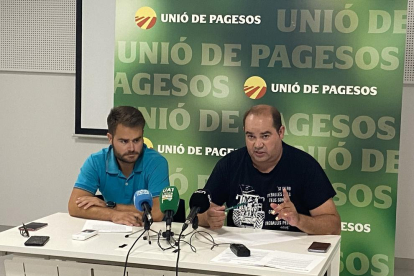 Guillem Miranda, pagès de la partidia de Llívia, i Néstor Serra, coordinador comarcal d'Unió de Pagesos al Segrià