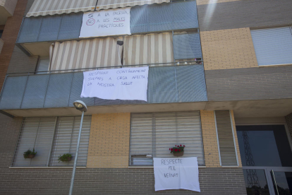Alguns veïns han penjat pancartes a tall de protesta