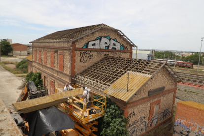 Retirada d’uralita - El Grup Jorge ja ha començat els treballs per demolir els edificis que són a la finca que ha llogat per un mínim de 10 anys per construir cambres frigorífiques i ahir un grup d’operaris retirava la teulada d’un dels i ...