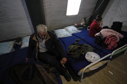 Desplaçats de Mariúpol en un assentament a Donetsk.
