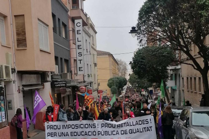La manifestació de docents, al seu pas pel carrer Bisbe Messeguer de Lleida.