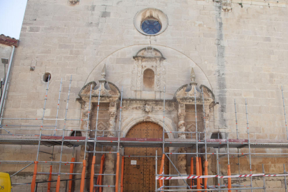 Restauració de la façana barroca - La setmana passada van començar a instal·lar-se les bastides a la part frontal de l’església de Sant Martí de Maldà per donar inici ben aviat a les obres de restauració de la façana, a càrrec del resta ...