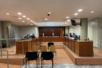 Los magistrados, la fiscal y los dos letrados ayer a la Audiencia sin el acusado.