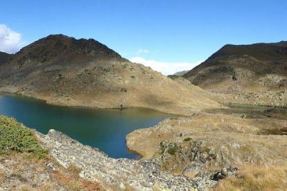 El plaguicida natural se aplicará en dos de los lagos de los Tres Estanys, en el Parc de l’Alt Pirineu.