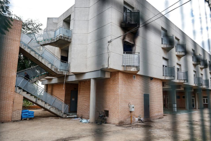 Imatge de la façana de la residència de Moncada després de l’incendi d’ahir.