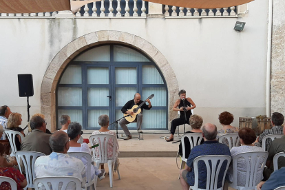 El guitarrista David García y la actriz Jordina Biosca, el domingo en el recital en Les Borges Blanques.