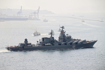 El crucero de misiles Moskvá, buque insignia de la Armada rusa, mientras pasa por el estrecho de Bósforo, cerca de Estambul, en una fotografía de archivo.