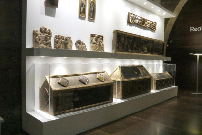 Els sarcòfegs de les monges de Sixena provinents del Museu de Lleida protegits amb vitrines als dormitoris del Monestir de Sixena.