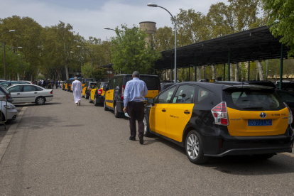 Una decena de taxis de Barcelona acudieron ayer al funeral de Mohamed Ezzeraiga en el Palau de Vidre.
