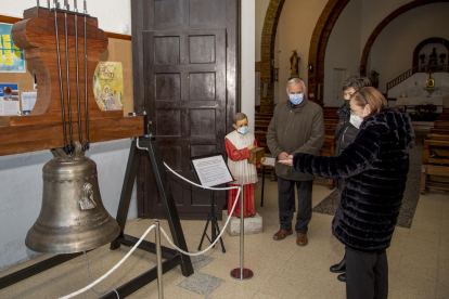 Montserrat Delmás, observant la campana que han donat com a homenatge als seus pares.