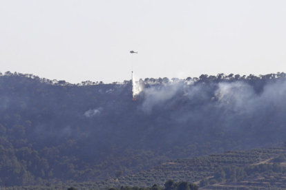 Un helicòpter apagant l’incendi a Bovera el 2019.