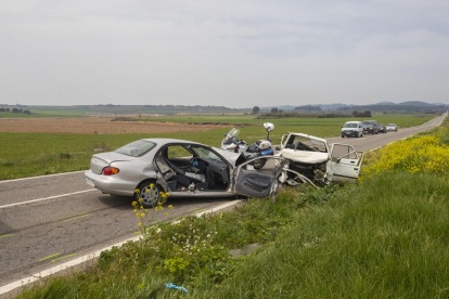 Vista de los dos vehículos implicados ayer en la colisión frontal en la C-26 en Balaguer. 