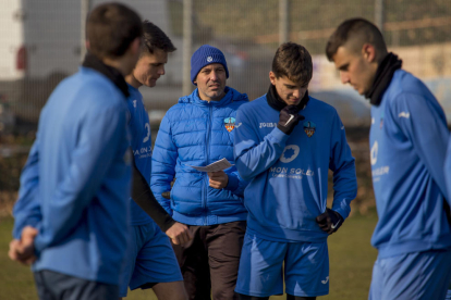 El tècnic del Lleida, Gabri Garcia, ahir durant l’entrenament al camp Annex.