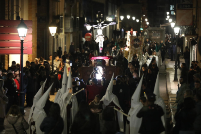 La procesión estrenó el paso de Jesús con la Cruz frente a Maria.