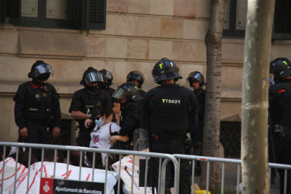 Protesta de estudiantes  -  Estudiantes se encadenaron ayer en la delegación del Estado en Barcelona en el marco de una protesta contra  la sentencia del 25% de castellano, convocada por el Sindicat d’Estudiants dels Països Catalans. Los Mossos ...
