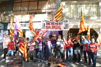 La protesta dels treballadors d’Autobusos de Lleida-Moventis.