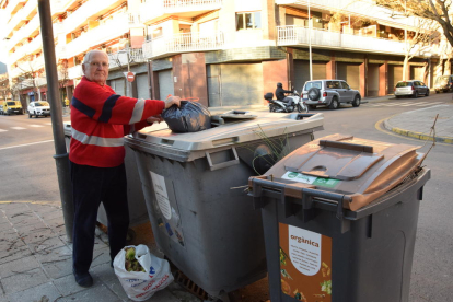Un veí de la Seu, tirant les escombraries en un dels contenidors de fracció resta que se substituiran.