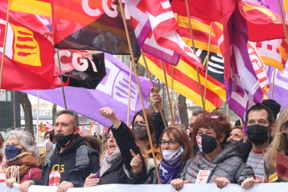 Los sindicatos protestan contra la gestión de la consejería|conselleria de Educación en las calles de Barcelona.