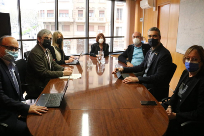 El director de la Agència Catalana del Consum, Francesc Sutrias, con el delegado del Govern en Lleida, Bernat Solé, y otros responsables de la ACC y del Departamento de Empresa