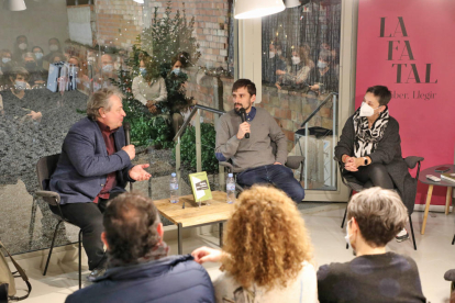 L’escriptor rus i el seu traductor al català, Arnau Barios, van presentar el llibre a La Fatal.