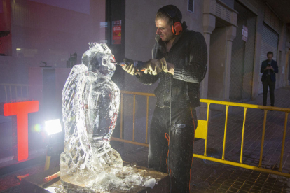 Armat amb motoserra i altres instruments, Jordi Claramunt va esculpir un mussol efímer en gel.