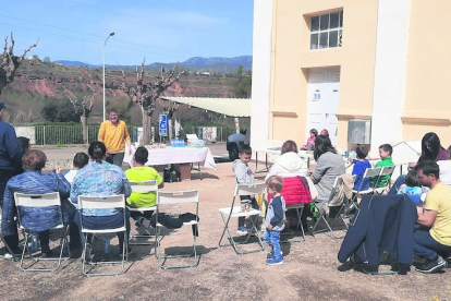 Varias familias participaron el pasado jueves en la actividad en la central hidroeléctrica.