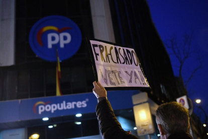 Les protestes de seguidors d’Ayuso davant la seu estatal del PP van seguir ahir per segon dia.