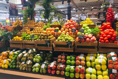 Imagen de archivo del lineal de un supermercado con algunas frutas  empaquetadas.