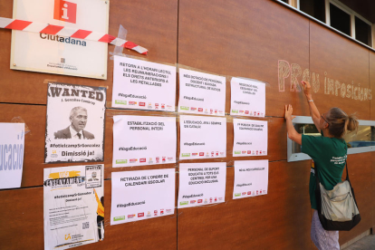 Els sindicats van empaperar ahir amb cartells de protesta la seu d’Educació a Lleida.