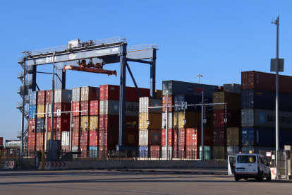 Imatge de contenidors emmagatzemats al port de Barcelona a punt per a l’exportació.