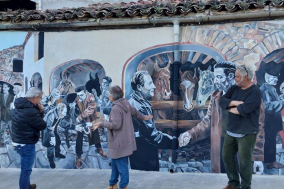 El mural inaugurat ahir sobre el mercat de mules a Salàs.