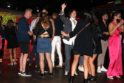 Persones ballant en una discoteca.