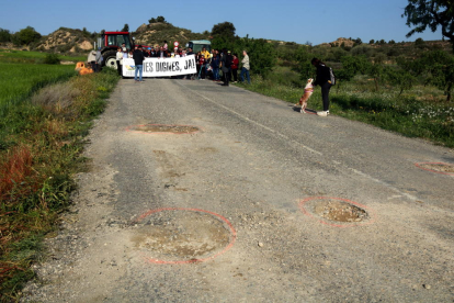 Tallen durant 4 hores la carretera de Granyena de les Garrigues al Cogul per reclamar l'Eix Transversal de Ponent