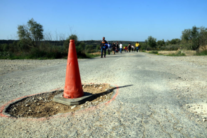 Tallen durant 4 hores la carretera de Granyena de les Garrigues al Cogul per reclamar l'Eix Transversal de Ponent