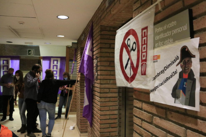 Representants sindicals es van tancar a la conselleria d’Educació com a protesta.