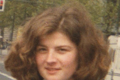Evi Anna Rauter abans de la seua desaparició el 1990 i una foto policial que ha servit per identificar-la.