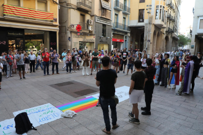 Concentración contra la LGTBIfobia en la plaza de la Paeria.