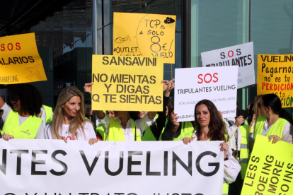 Vueling cancela una treintena de vuelos en el Prat por la huelga de tripulantes de cabina