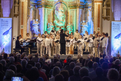 La Coral Cantiga de Barcelona cerró anoche la 12 edición del Festival de Pasqua con un recital en el paraninfo de la Universitat.