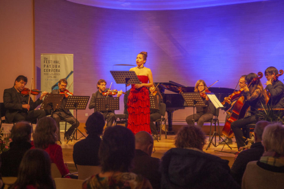 La Coral Cantiga de Barcelona cerró anoche la 12 edición del Festival de Pasqua con un recital en el paraninfo de la Universitat.