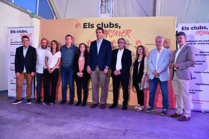 Àlex Talavera con su equipo de trabajo ayer en Lleida.