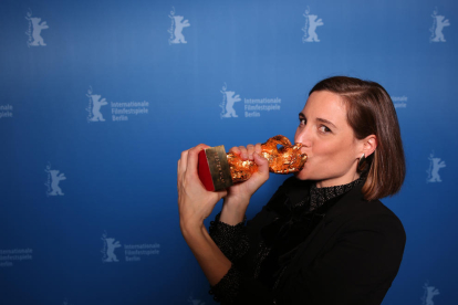 Carla Simón amb el preuat Os d’Or de la Berlinale.