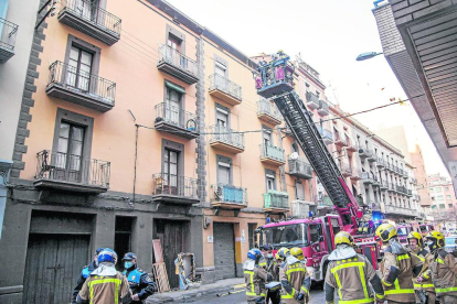 Serveis d’emergències en l’incendi que va tenir lloc dijous al carrer Sant Ruf.