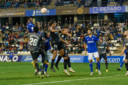 El Lleida generó peligro en acciones a balón parado, como este intento de Alpha Bagayoko.